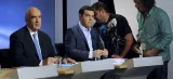 Alexis Tsipras (au centre) et Evangelos Meïmarakis, le leader conservateur de la Nouvelle Démocratie, avant un débat télévisé, mercredi à Athènes. Crédits photo : MICHALIS KARAGIANNIS/REUTERS


