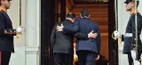Le premier ministre grec, Alexis Tsipras, accueille François Hollande, vendredi à Athènes. Crédits photo : LOUISA GOULIAMAKI/AFP


