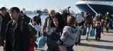 Des migrants débarquent sur le port du Pirée en provenance des îles grecques de Lesbos et Chios, lundi à Athènes. Crédits photo : LOUISA GOULIAMAKI/AFP


