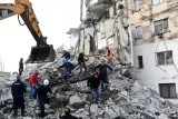 Albanie: des secouristes fouillent les décombres.


