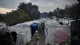 Une femme marche dans le camp de migrants de l'île de Chios, en Grèce, le 11 décembre 2019.


