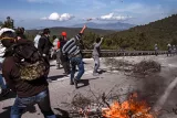 Des manifestants opposés à la construction d'un nouveau camp de migrants près de la ville de Mantamados, sur l'île de Lesbos, affrontent la police anti-émeute mercredi.


