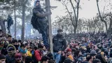 Des centaines de migrants à la frontière entre la Grèce et la Turquie, à Pazarkule.


