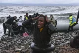 La réaction d'une femme alors que le canot pneumatique transportant 27 réfugiés et migrants originaires de Gambie et de la république du Congo accoste sur l'île de Lesbos, samedi.


