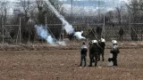 Des soldats grecs lancent des grenades lacrymogènes, le 4 mars 2020, près de la frontière gréco-turque près de Kastanies


