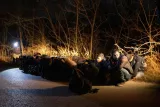 Un groupe de migrants arrêté par l'armée grecque près du village de Protoklisi, dans la région de Evros, le 10 mars.



