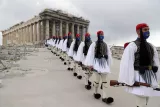Le 25 mars 2021, les "evzones", la garde présidentielle grecque, devant le Parthénon sur l'Acropole d'Athènes pour les célébrations du bicentenaire de la guerre d'indépendance contre l'empire ottoman.  PHOTO / PETROS GIANNAKOURIS / AFP


