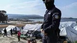 Un ancien champ de tir de l'armée abrite aujourd'hui les tentes du nouveau camp pour les réfugiés de Mytilène. ARIS MESSINIS/AFP


