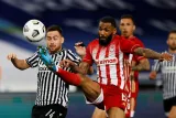 Yann M'vila et l'Olympiakos ont perdu en finale contre le PAOK. (Reuters)


