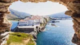 C'est sur la côte orientale de l'île que se niche Chora Andros. Le village est ancré sur un promontoire rocheux qui s'étire sur la mer. Adobe Stock


