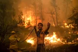 Dans le village de Pefki, sur l'île d'Eubée, le 8 août 2021. PHOTO / ANGELOS TZORTZINIS / AFP.


