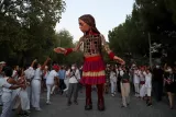 La marionnette Amal lors de son passage à Athènes, le 2 septembre 2021. PHOTO / COSTAS BALTAS / REUTERS



