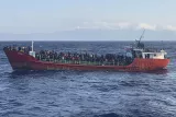 Photo d'un bateau transportant 400 migrants prise au large de la Crète et rendue publique le 29 octobre 2021 par les gardes-côtes grecs. PHOTO / Handout / Hellenic Coast Guard / AFP



