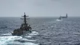 Un navire américain, en premier plan, suit une frégate française, en juillet 2021 (photo d'illustration). Jason TARLETON / US NAVY / AFP


