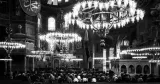 La prière de l'Asr orientée près du mirhab logé dans l'abside du bâtiment. Durant la cérémonie, les femmes sont interdites d'accès à l'espace principal. Le public non-musulman peut observer à distance. L'espace est ensuite rouvert à tous jusqu'à la… — © Nicolas Brodard


