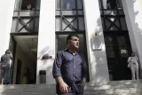 Le journaliste grec Kostas Vaxevanis, ici quittant un tribunal, à Athènes, en 2013, comparaît de nouveau devant la justice ce 19 janvier 2022. REUTERS/John Kolesidis


