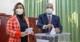 Le premier ministre Faiz Sucuoglu et sa femme ont voté dans un bureau de Nicosie, dimanche 23 janvier 2022. — © AFP /Birol BEBEK


