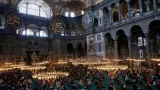 Depuis que Sainte-Sophie a rouvert comme mosquée (ici, en avril 2021), les mosaïques du plafond en demi-coupole sont invisibles, cachées derrière des voiles. Murad Sezer/REUTERS


