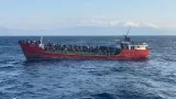 Des migrants près de l'île de Crète, en Grèce. HELLENIC COAST GUARD / REUTERS



