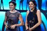 Sarah Mardini et sa sœur Yusra aux Bambi Awards à Berlin, le 17 novembre 2016. Photo/ CLEMENS BILAN / DPA / AFP



