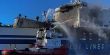 Le brasier attisé par le vent, les explosions sporadiques et la température infernale s'élevant à plus de 500 degrés empêchent les secours d'intervenir à bord du navire, selon les pompiers et les garde-côtes grecs. © VOULA PAPPA / IN TIME NEWS / IN TIME NEWS / AFP


