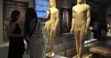 Exposition des anciennes statues jumelles, kouros, datées de 530 av J-C lors de l'inauguration du musée archéologique à Corinthe en juillet 2016. Les statues sont affichées pour la première fois, après avoir été saisies à des trafiquants d'antiquités en 2010. VALERIE GACHE / AFP


