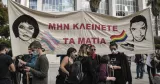Des militants tiennent une banderole sur laquelle on peut lire «Ne fermez pas les yeux» près d'un tribunal à Athènes, le 21 octobre 2020, au début du procès concernant la mort de Zak (Zackie) Kostopoulos. — © LOUISA GOULIAMAKI / AFP


