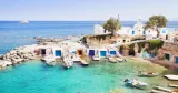 Mer turquoise, villages perchés, sites archéologiques... Les îles des Cyclades font partie des destinations les plus prisées de la mer Égée; Ici le charmant port de Mandrikia, à Milos. kite_rin


