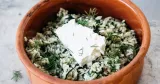 « Extrait de Ikaría de Meni Valle, Photographies de Lean Timms, chez Hachette Cuisine » recette de spanakorizo



