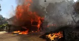 Une maison brûle sous l'effet du Oak Fire près de Mariposa en Californie, le 23 juillet 2022.


