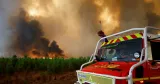 Des pompiers tentent de ralentir l'incendie menaçant la commune de Belin-Beliet en Gironde, le 10 août 2022.


