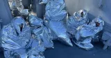 Des migrants, recouverts de couvertures isothermes d'urgence, ont été secourus près du cap Kafireas, sur l'île d'Evia, en Grèce, le 1er novembre 2022. — © HELLENIC COAST GUARD / VIA REUTERS


