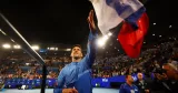 Novak Djokovic signe un autographe à l'Open d'Australie, le 27 janvier 2023. — © Hannah Mckay/Reuters


