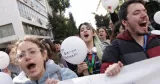 Des manifestants tiennent des ballons et des banderoles de protestation, après un accident dans lequel deux trains sont entrés en collision près de la ville grecque de Larissa, à Athènes, en Grèce, le 3 mars 2023. Sur le ballon, on peut lire «57 billets de — © LOUIZA VRADI / REUTERS


