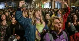 Le 8 mars, à Athènes, des milliers de manifestants ont crié leur colère après l'accident de train qui a fait 57 morts dans le centre de la Grèce.


