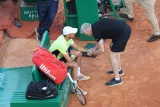 Benjamin Bonzi a fait intervenir le soigneur à 3-0 dans la première manche pour Stefanos Tsitsipas. (N. Luttiau/L'Équipe)


