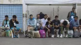 Des rescapés du naufrage attendent leur transfert vers Athènes, port de Kalamata, Grèce, le 16 juin 2023. — © John Liakos / InTime News vi AP Photo


