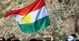 Un drapeau kurde brandi lors d'une manifestation. PHOTO/AFP


