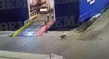 Antonis Karyotis court vers le ferry "Blue Horizon" dans le port du Pirée, quelques instants avant sa mort, le 5 septembre 2023. CAPTURE D'ÉCRAN YOUTUBE/DAILY TELEGRAPH


