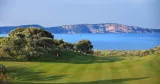 The Bay Course est un parcours scénique très valloné, pour corser l'affaire (ci-dessus). Surplombant la mer Ionienne, l'International Olympic Academy Golf Course (ci-dessous) a été dessiné par José-Maria Olazabal.            Costa Navarino        