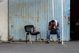 Un migrant secouru par les gardes-côtes, dans le port de Kalamata, en Grèce, en juin 2023. STELIOS MISINAS / REUTERS