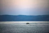 Des réfugiés et des migrants à bord d'un bateau gonflable se dirigent sur l'île grecque de Lesbos, le 2 mars 2020  -  ARIS MESSINIS - Grèce (AFP)
