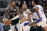 Damian Lillard (à gauche) a livré un dernier quart-temps de haute volée contre les 76ers. (M. McLoone/Reuters)