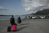 Plusieurs milliers d'habitants de Santorin ont quitté cette île mondialement connue de Grèce, frappée de nouveau lundi par des secousses sismiques, malgré les appels au calme du Premier ministre