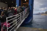 Des passagers montent à bord d'un ferry à destination du port du Pirée à Athènes, après qu'un pic d'activité sismique a fait craindre un tremblement de terre potentiellement puissant à Santorin.