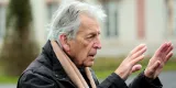 Costa Gavras évoque la fin de vie dans son nouveau film, Le Dernier Souffle,, avec notamment Kad Merad, Denis Podalydès et Karin Viard. © KG Productions
