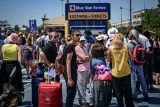 Des personnes devant les guichets du port du Pirée, à Athènes, attendant d'embarquer sur l'un des ferries restés à quai, le 8 août 2025.
