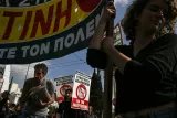 Manifestation lors d'une grève de 24 heures contre le projet gouvernemental d'introduire une journée de travail de 13 heures, le 14 octobre 2025 à Athènes, en Grèce  -  Aris MESSINIS - Athènes (AFP)