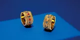 Bagues en or 18 carats serties de saphirs bleus et de rubis, ou de saphirs jaunes et bleus, hymne aux joyaux byzantins.