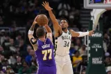 Luka Doncic et les Lakers ont battu les Bucks de Giannis Antetokounmpo. (J. Hanisch/Reuters)